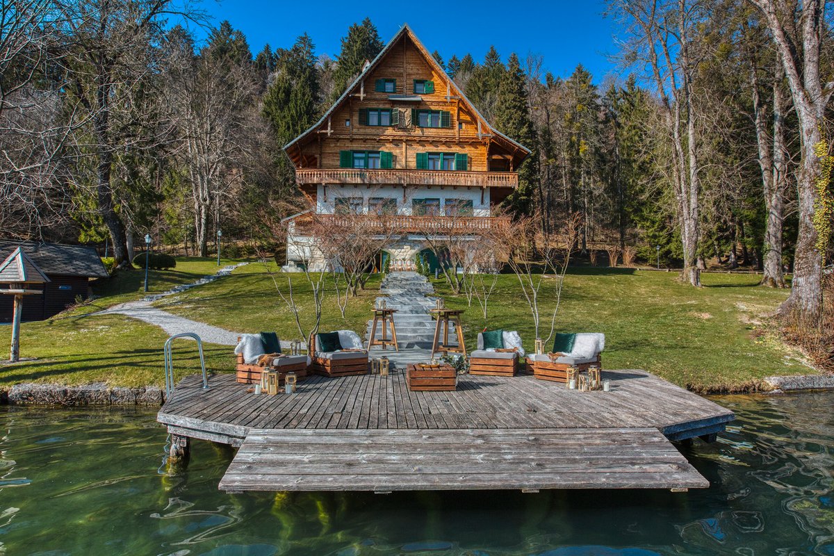 bled_cvb's tweet photo. While walking around Lake Bled, you can observe the magnificent villas. Vila Zlatorog is a protocol facility used for meetings of highest state officials. Do you like the view from its private pier? 💚#bledslovenia #lakebled #ifeelslovenia #sloveniameetings
📸 Boris Pretnar https://t.co/xuayXfom2A
