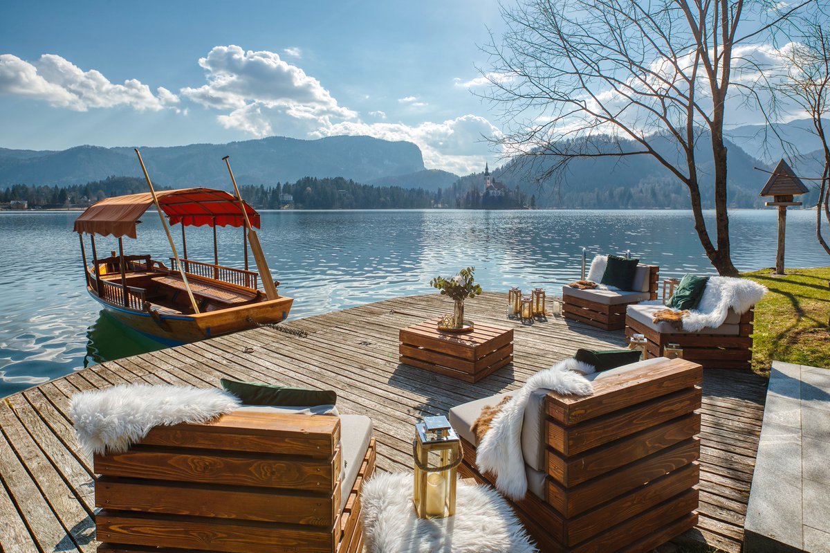bled_cvb's tweet photo. While walking around Lake Bled, you can observe the magnificent villas. Vila Zlatorog is a protocol facility used for meetings of highest state officials. Do you like the view from its private pier? 💚#bledslovenia #lakebled #ifeelslovenia #sloveniameetings
📸 Boris Pretnar https://t.co/xuayXfom2A
