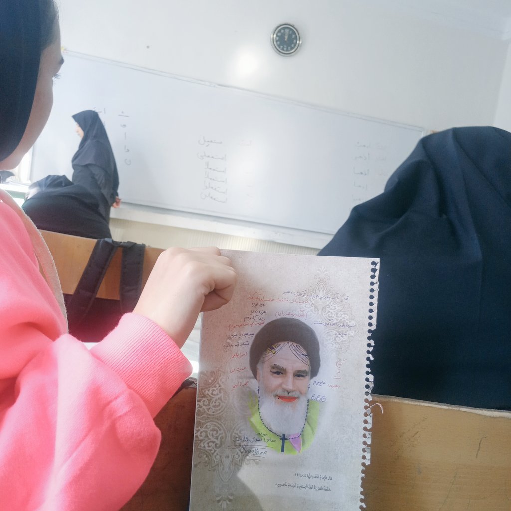 حالا که عربی دارن میخونن منم دارم #کیرمو_میکنم_تو_بیت_رهبر
#مهسا_ایمنی