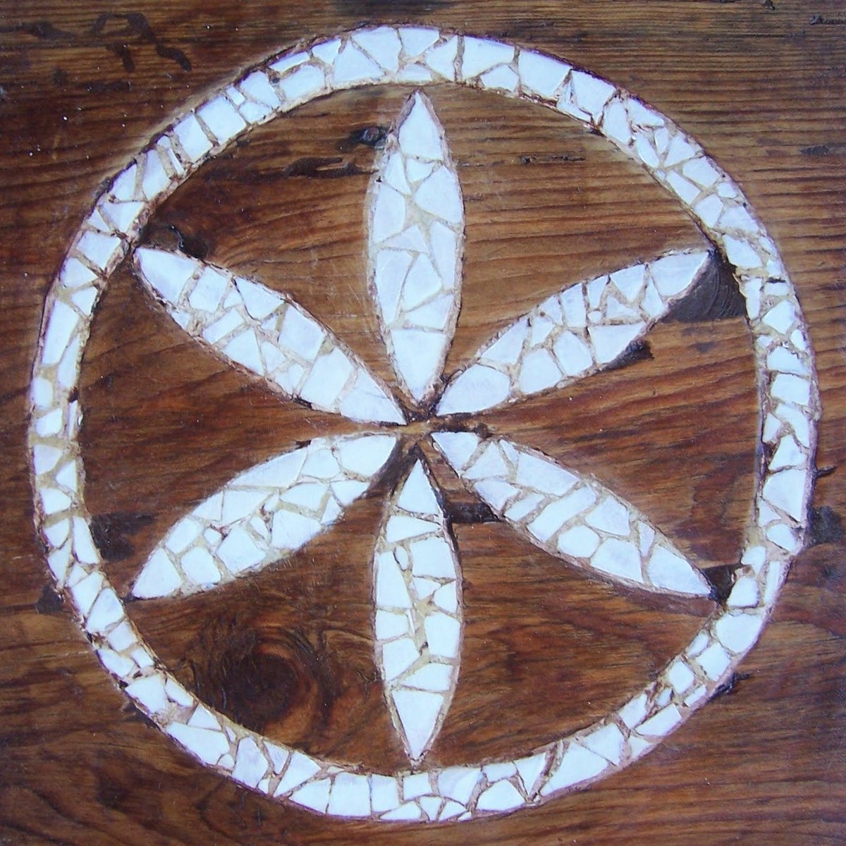 Símbol d'origen ancestral, misteriós, integrat en l'art sagrat de diverses tradicions de la humanitat, algunes esvaïdes, i transmès en objectes quotidians per l'artesania popular, molt present al Pirineu: la #roseta #sexafòlia, logotip del <a href="/pnaltpirineu/">Parc Natural de l'Alt Pirineu</a> Obro enfilall (1/15) ⤵️