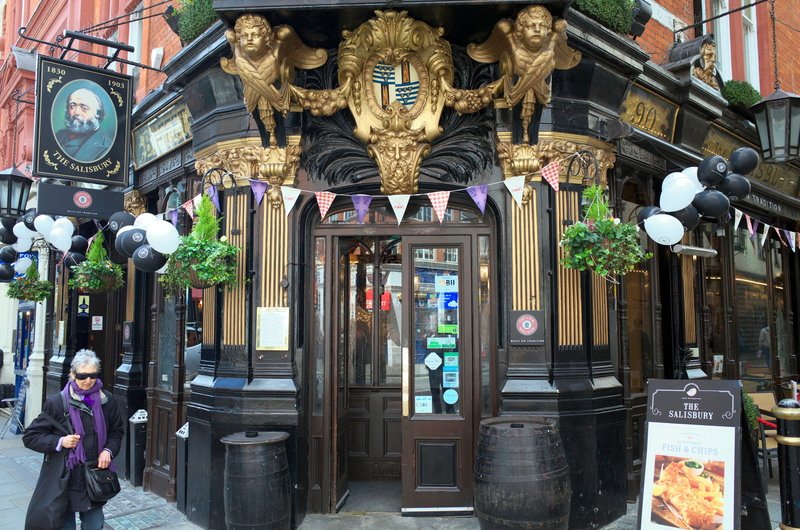 TouristWalks's tweet photo. Just love these old style pubs on our Historic Pub Walk in London. A great way to do a crawl. #visitlondon https://t.co/7A1OUpfyrk