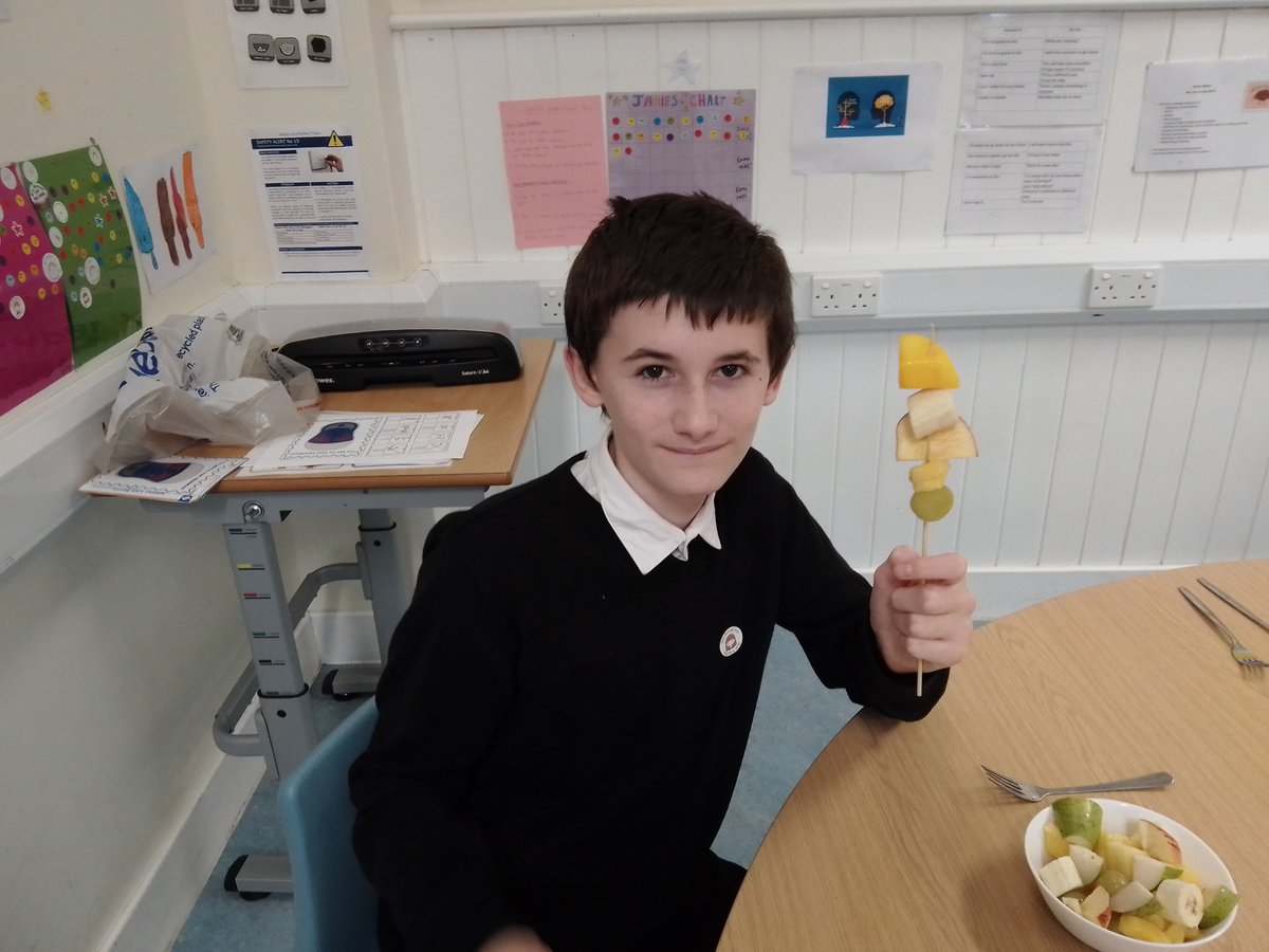 MeadowparkCP's tweet photo. Clyde class discussed healthy eating this week and made these tasty kebabs. #fruitfun @knoxacademy https://t.co/aQtWX225ED