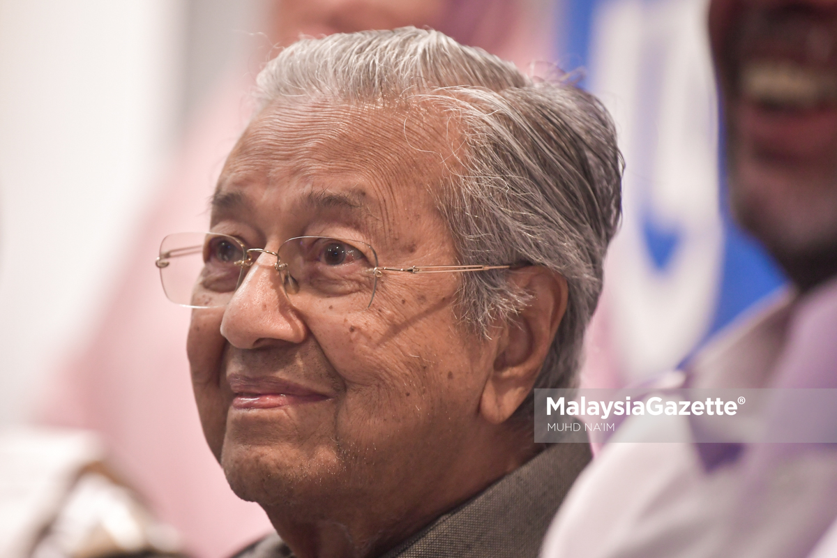 MalaysiaGazette's tweet photo. Saya sedih orang lama UMNO digugurkan dan diganti dengan orang yang tidsk dikenali. 

Saya sedih lihat Shahidan, Annuar Musa termasuk juga Tajudin digugurkan. - Mahathir Mohamad

#MalaysiaGazette #PRU15 #GE15 #MGPRU15 #RakyatMemilih #MGNews https://t.co/IxuN1HuDJa