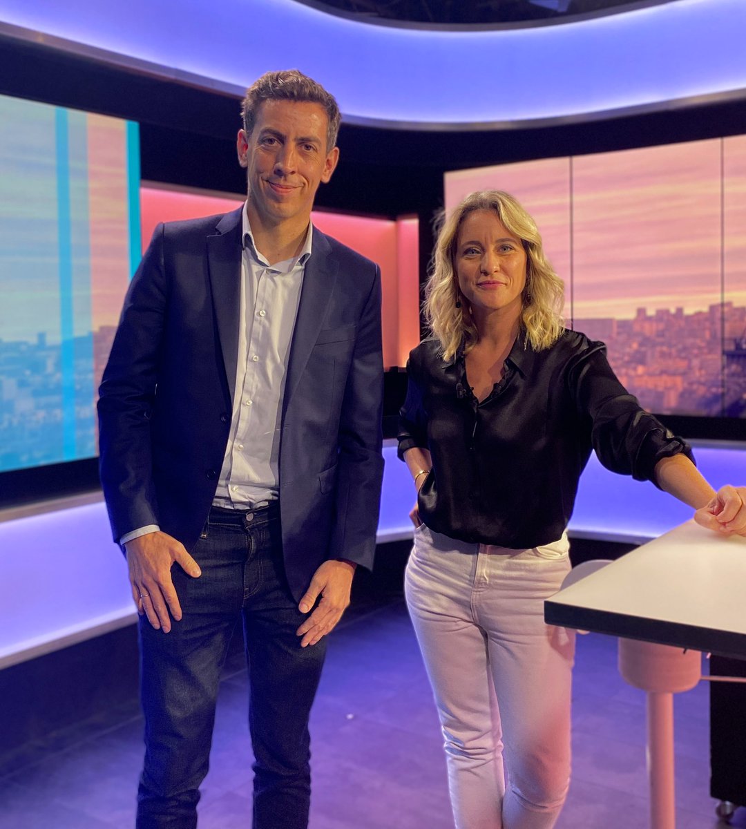 PaulinePaccard's tweet photo. 🌍 Journée internationale contre l’impunité des crimes commis contre les journalistes, ce 2 novembre, en hommage à nos confrères de @RFI Ghislaine Dupont et Claude Verlon assassinés en 2013 au Mali, @laurentrichard0 de @FbdnStories est l’invité de @France24_fr https://t.co/wnUnEdRT8g