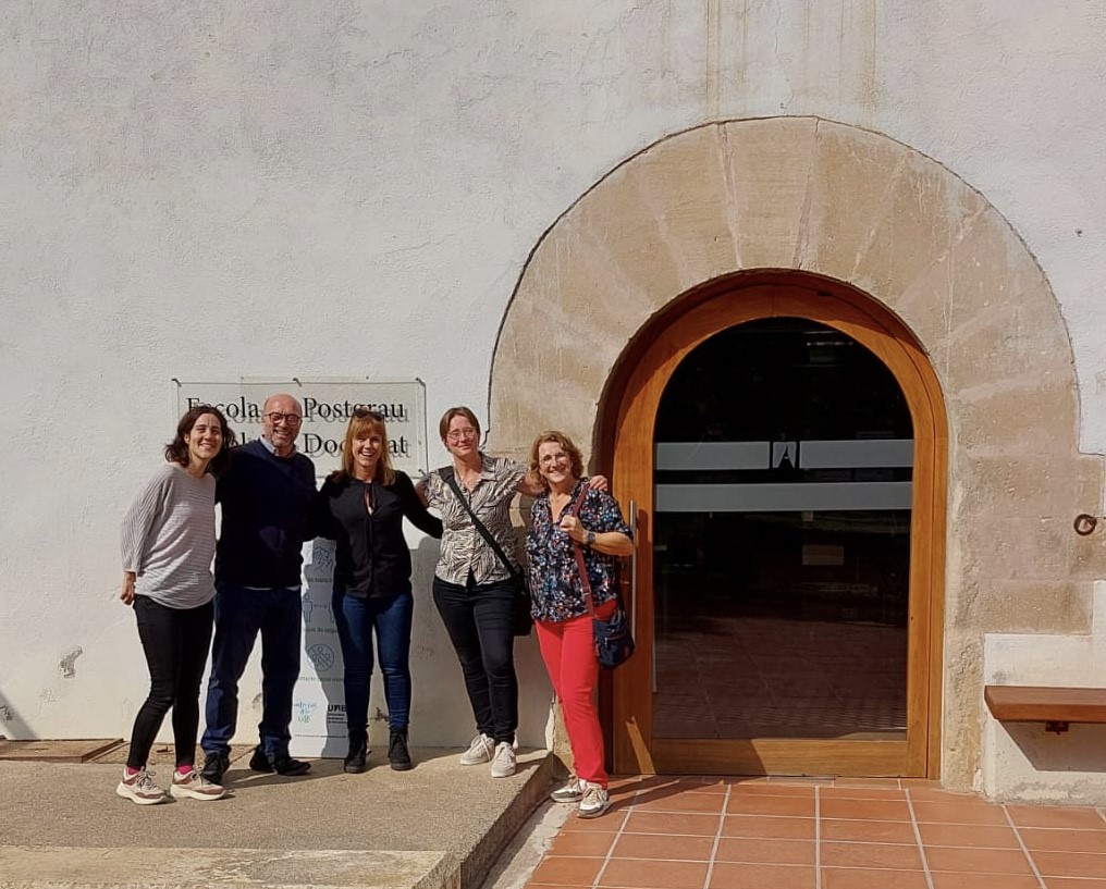 AnnaMuroR's tweet photo. Some days ago we enjoyed the visit of @WeijdenInge to share best practises and talk about doctoral supervisors' and phd upskilling in mental health such as #thethirdhalf experience. So great to host our @ReMO_COST colleagues at @UABBarcelona @CORESalutMental @rsuUAB https://t.co/eKVRpiJ74A