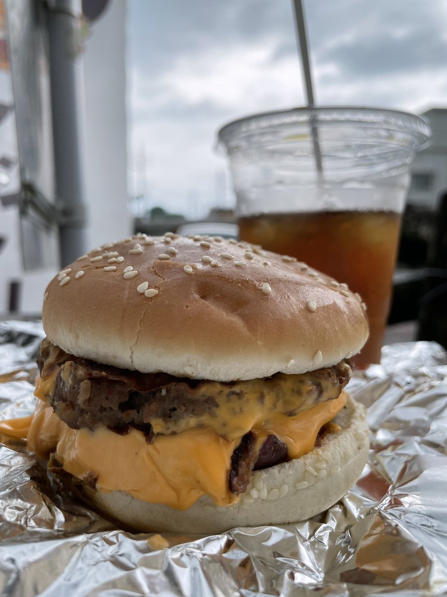 tommy125gold's tweet photo. ロケハンでバーガー食べてたらまさかの本ちゃんと遭遇🤣
見られてたってね🤣
今日も可愛い本ちゃんでした💕 https://t.co/esWVIAN6sT