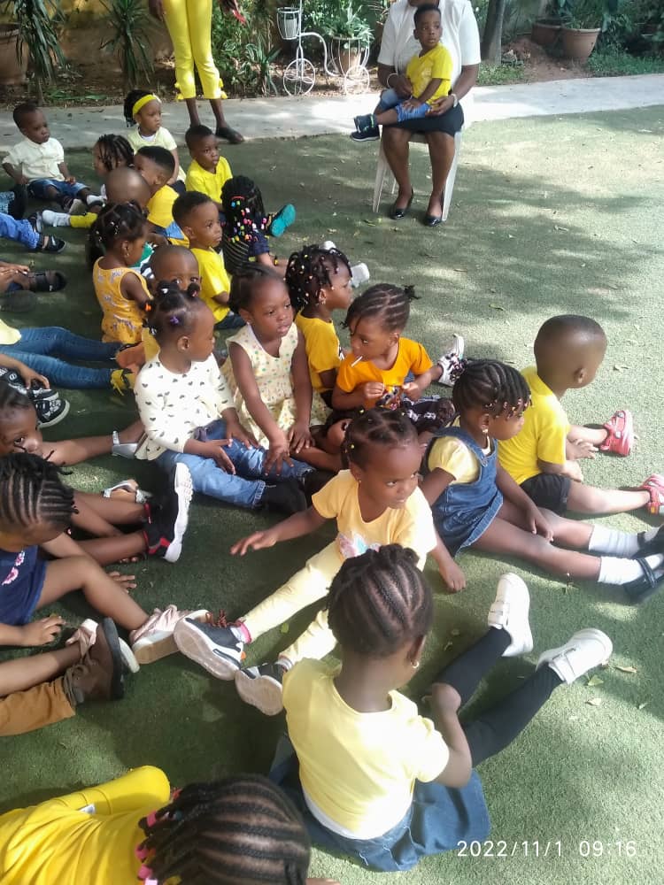 kikeoduyebo1's tweet photo. #colourday: She and her peers at pre-school painted the world in different shades today. For her team, the colour language  was #yellow. So proud of you cutie 😊🥰 #colourlanguage #catchthemyoung  #November1 #happynewmonth https://t.co/UTamhUiPje