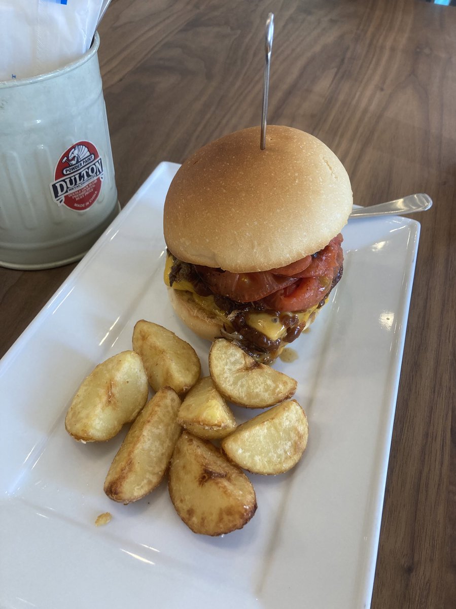 pawishman's tweet photo. #ClassicCheeseburger with #pineapple https://t.co/O5b0eO4vq5