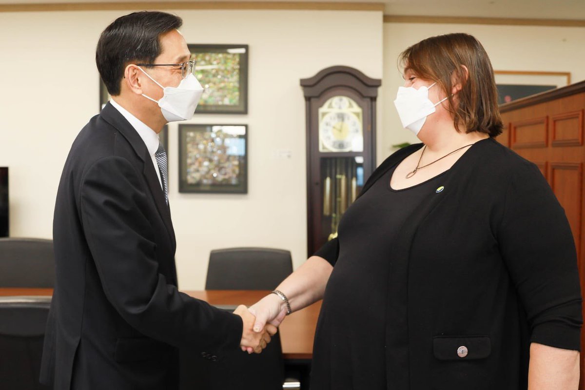 Muddydolphin's tweet photo. Wonderful to represent @UKStatsAuth @ONS and meet Mr Han Hoon, Commissioner of @KOSTATIN to discuss future statistical cooperation between Korea and the UK to produce official statistics for the global good #kostat #Statistics #DataScience #ONS https://t.co/QG4KpY2JyL