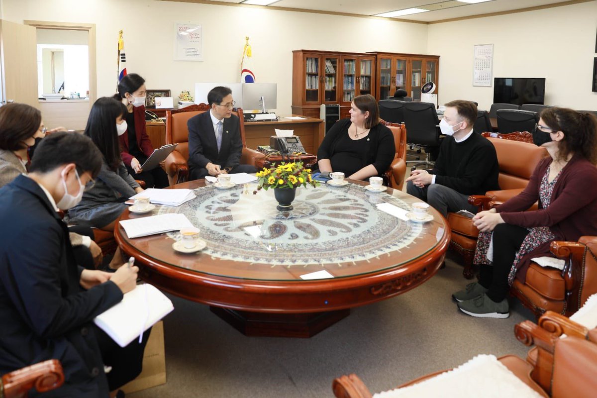 Muddydolphin's tweet photo. Wonderful to represent @UKStatsAuth @ONS and meet Mr Han Hoon, Commissioner of @KOSTATIN to discuss future statistical cooperation between Korea and the UK to produce official statistics for the global good #kostat #Statistics #DataScience #ONS https://t.co/QG4KpY2JyL