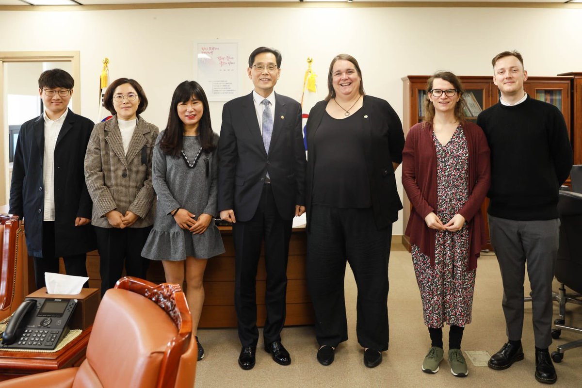 Muddydolphin's tweet photo. Wonderful to represent @UKStatsAuth @ONS and meet Mr Han Hoon, Commissioner of @KOSTATIN to discuss future statistical cooperation between Korea and the UK to produce official statistics for the global good #kostat #Statistics #DataScience #ONS https://t.co/QG4KpY2JyL