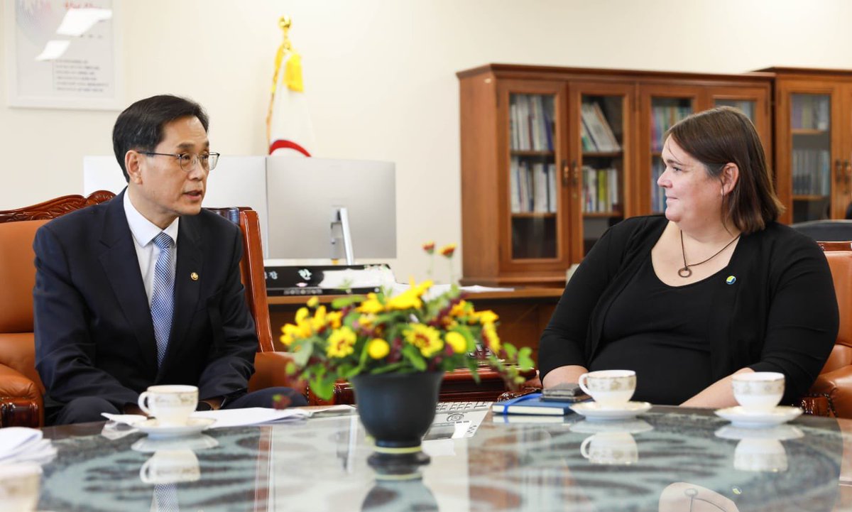 Muddydolphin's tweet photo. Wonderful to represent @UKStatsAuth @ONS and meet Mr Han Hoon, Commissioner of @KOSTATIN to discuss future statistical cooperation between Korea and the UK to produce official statistics for the global good #kostat #Statistics #DataScience #ONS https://t.co/QG4KpY2JyL