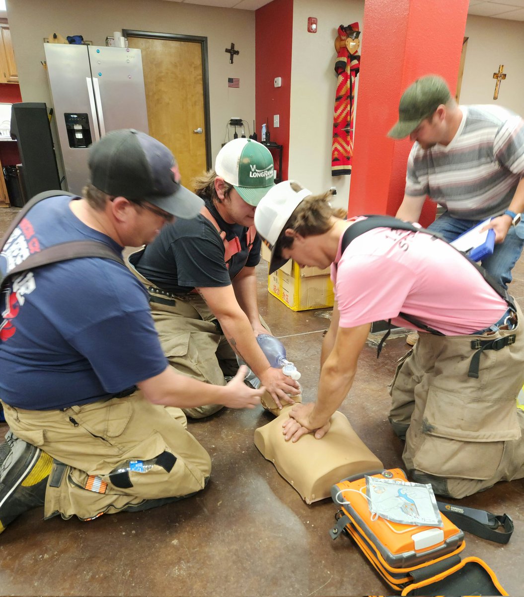 ImprovEric's tweet image. Great group of people &amp;amp; training tonight.  Medical Scenarios &amp;amp; Pit Crew work. #BLSsaveslives #CPR #Defibrillation #Education #Simulation #Yesand