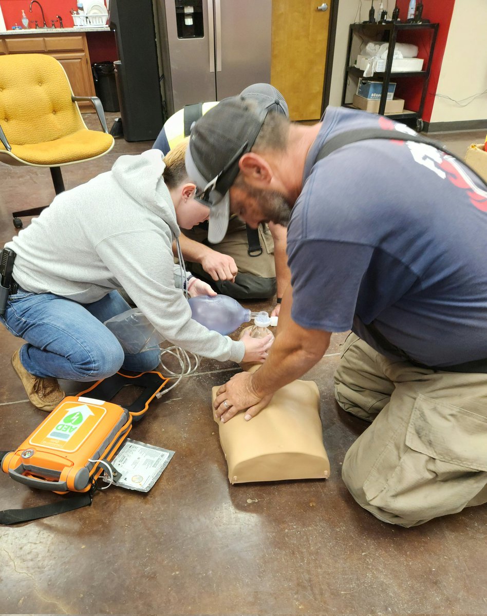 ImprovEric's tweet image. Great group of people &amp;amp; training tonight.  Medical Scenarios &amp;amp; Pit Crew work. #BLSsaveslives #CPR #Defibrillation #Education #Simulation #Yesand