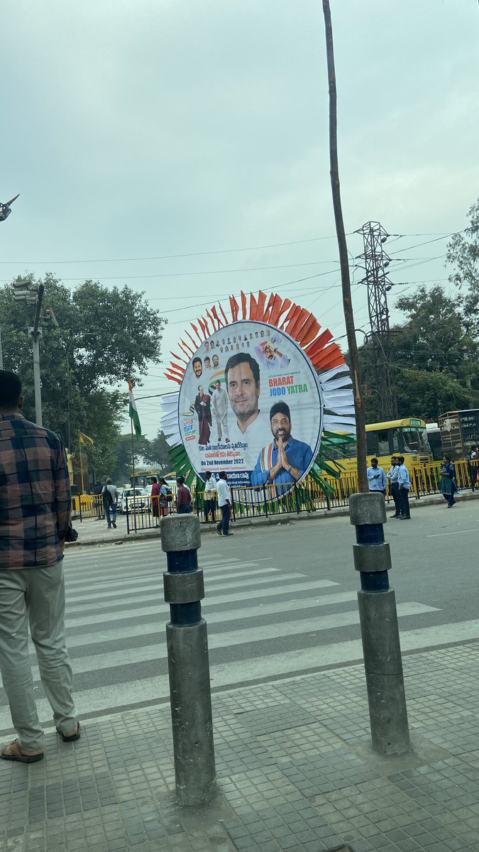 sandeep_cse's tweet image. Dis how commoner sufferings on a working day at JNTU hyd.Blocked main roads nd its late for every student,employees&amp;amp; more
@RahulGandhi if u dnt have any work please dnt waste our time @KTRTRS @hydcitypolice @MinisterKTR @NtvTeluguEnt @TV9Telugu @RahulGandhi