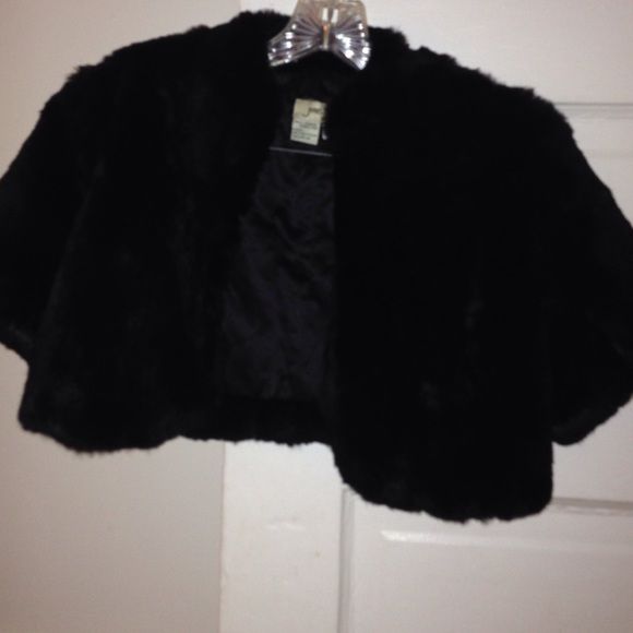 PrincessLeanneP's tweet photo. So good I had to share! Check out all the items I'm loving on @Poshmarkapp #poshmark #fashion #style #shopmycloset #johnmurrough #goldenbleu #june: https://t.co/hXxSVPDJXe https://t.co/iCrtaVr1gG