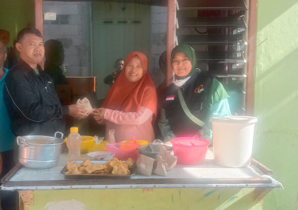 ZakatSukses's tweet photo. Nikmatnya Sarapan Pagi dengan BOGEM ✨
LAZ Zakat Sukses berinisiasi mengadakan program Borong Gerobak UMKM (BOGEM) di pagi hari yaitu pada pukul 06.00 WIB.
Baca berita selengkapnya melalui : https://t.co/VnfW9HtQnp
#Bogem #BorongUMKM #instagramdown #Sosial #Rabu #UMKMNaikKelas https://t.co/Kke7yVVYcw