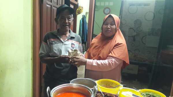 ZakatSukses's tweet photo. Nikmatnya Sarapan Pagi dengan BOGEM ✨
LAZ Zakat Sukses berinisiasi mengadakan program Borong Gerobak UMKM (BOGEM) di pagi hari yaitu pada pukul 06.00 WIB.
Baca berita selengkapnya melalui : https://t.co/VnfW9HtQnp
#Bogem #BorongUMKM #instagramdown #Sosial #Rabu #UMKMNaikKelas https://t.co/Kke7yVVYcw