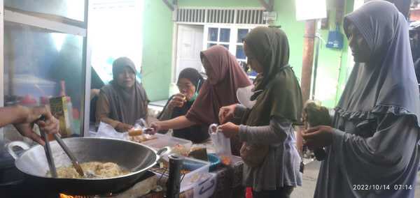 ZakatSukses's tweet photo. Nikmatnya Sarapan Pagi dengan BOGEM ✨
LAZ Zakat Sukses berinisiasi mengadakan program Borong Gerobak UMKM (BOGEM) di pagi hari yaitu pada pukul 06.00 WIB.
Baca berita selengkapnya melalui : https://t.co/VnfW9HtQnp
#Bogem #BorongUMKM #instagramdown #Sosial #Rabu #UMKMNaikKelas https://t.co/Kke7yVVYcw