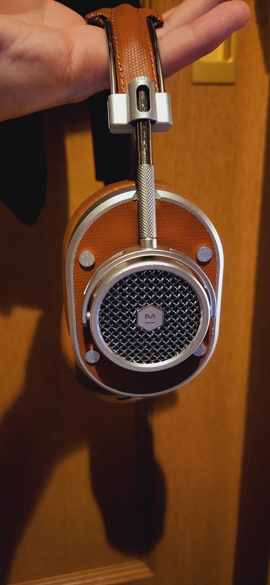 RW9023's tweet photo. ワイヤレスヘッドホン買いました。
MH40Wireless
定位置はここですね。 https://t.co/hr2ctNUVgR