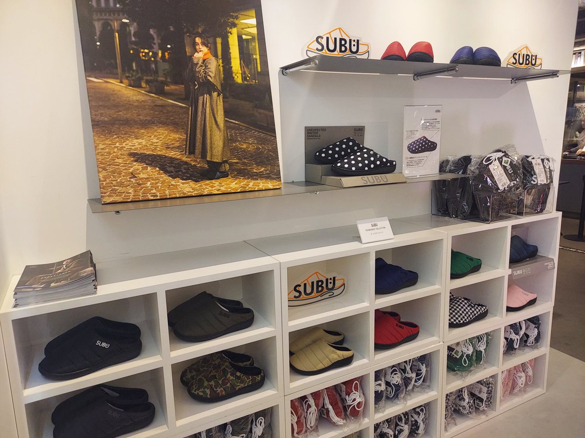 tsutaya_shimoki's tweet photo. 【POP-UPコーナー告知】
本日より“SUBU”のPOP-UPコーナーがお目見えです！！
大人気のPERMANENT COLLECTIONとNANNENのシリーズをご用意しております。
新色もございますので、ぜひこの機会にお越し下さいませ😊
#SUBU
#あったかサンダル
#IDEAPORT https://t.co/I4Rmoj5R4y