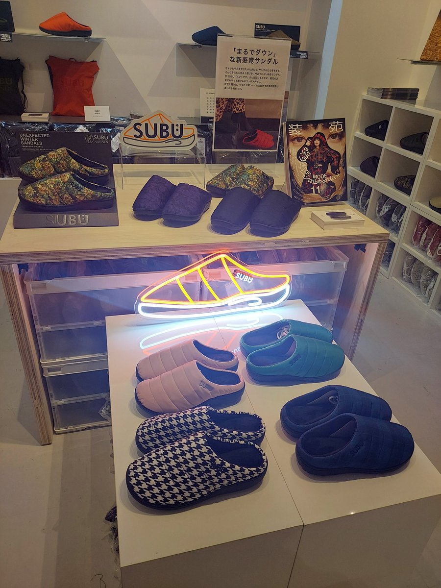 tsutaya_shimoki's tweet photo. 【POP-UPコーナー告知】
本日より“SUBU”のPOP-UPコーナーがお目見えです！！
大人気のPERMANENT COLLECTIONとNANNENのシリーズをご用意しております。
新色もございますので、ぜひこの機会にお越し下さいませ😊
#SUBU
#あったかサンダル
#IDEAPORT https://t.co/I4Rmoj5R4y