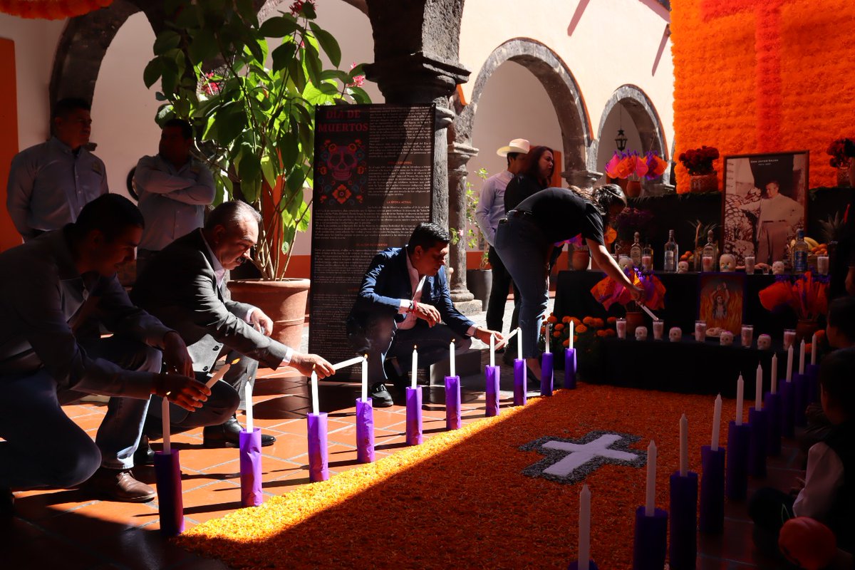 gustavomaciasz's tweet photo. Felicidades al @GobiernoTequila, su alcalde #PonchoMagallanes, a los Directivos y equipo del #MUNAT, por el bonito altar que realizaron en honor a Don Javier Sauza. Hoy fue el encendido del mismo y qué un gusto estar presente. ¡Buena noche!
#DíaDeMuertosEnTequila
@diputadospan https://t.co/meNRGG1viQ