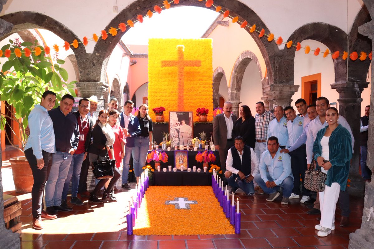 gustavomaciasz's tweet photo. Felicidades al @GobiernoTequila, su alcalde #PonchoMagallanes, a los Directivos y equipo del #MUNAT, por el bonito altar que realizaron en honor a Don Javier Sauza. Hoy fue el encendido del mismo y qué un gusto estar presente. ¡Buena noche!
#DíaDeMuertosEnTequila
@diputadospan https://t.co/meNRGG1viQ
