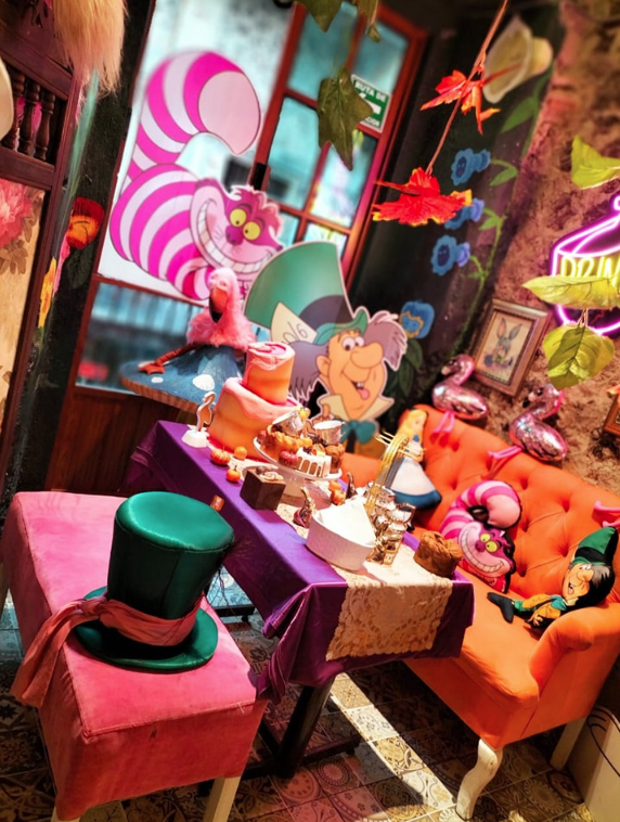 DONDEIRweb's tweet photo. En estos lugares es Halloween los 365 días del año 🤩 Te armamos una lista de cafeterías y restaurantes de CDMX inspirados en Tim Burton ✨  https://t.co/OQT3B3o8gg https://t.co/bIYvmRNz2N