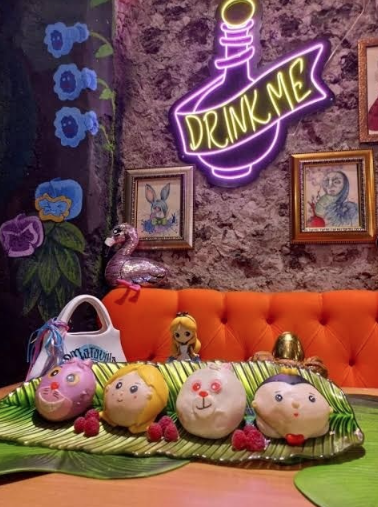 DONDEIRweb's tweet photo. En estos lugares es Halloween los 365 días del año 🤩 Te armamos una lista de cafeterías y restaurantes de CDMX inspirados en Tim Burton ✨  https://t.co/OQT3B3o8gg https://t.co/bIYvmRNz2N