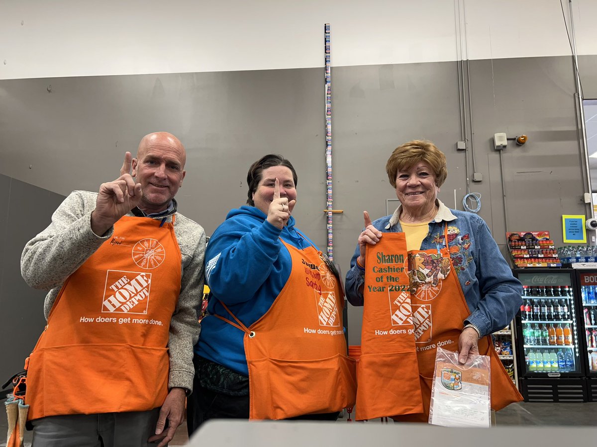 popcap20's tweet photo. #unstoppable4422’s 2022 Cashier of the year Sharon!! Sharon is such a rockstar and a huge asset to our front end!! Congrats Sharon!! #PacNorthProud #DrivingD53 @lisaharryhd @WingetRyan4422 https://t.co/UplTPvwYJz