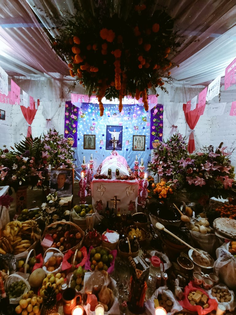 daveurbano's tweet photo. Las ofrendas en el pueblo.
💀🕯
@YODEBUENAS 
#DiaDeMuertos https://t.co/M5hpOkNdMP