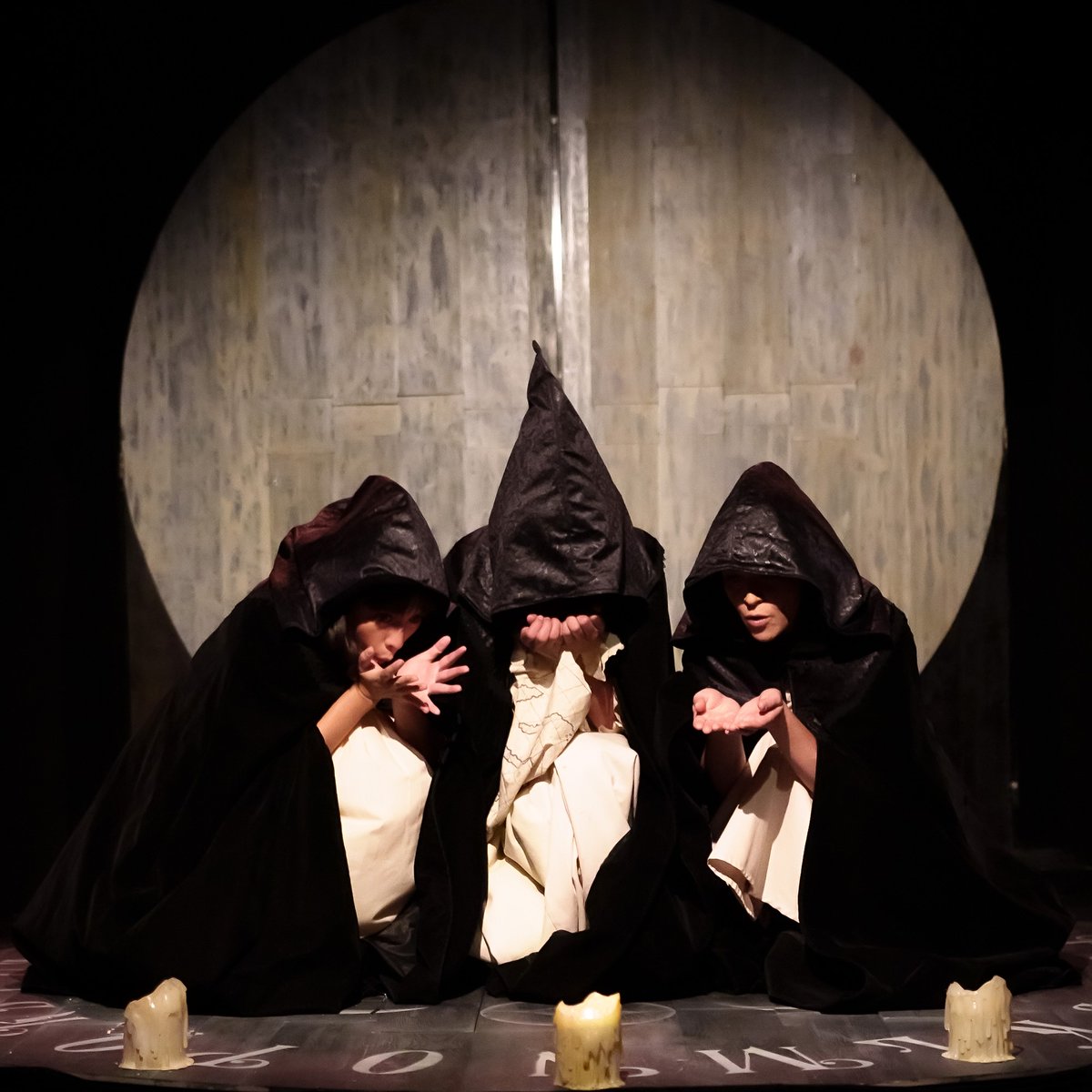 🌂 Sabias hermanas del pasado, nuestra historia también es suya.

Las esperamos este viernes en “No todas viven en Salem”

¡ÚLTIMAS FUNCIONES!

Foro La Gruta, <a href="/Helenico/">Centro Cultural Helénico</a>, 20 hrs.

🎫: bit.ly/notodasvivenen…