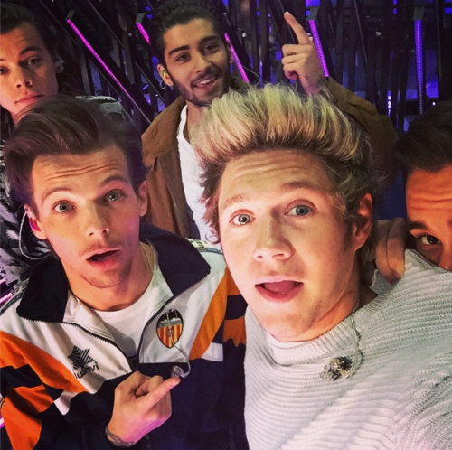 todays1dhistory's tweet photo. Today (November 2) in 2014 - Niall shares another ot5 selfie on Insta 🥰🥰 https://t.co/vKvdu4UMe7