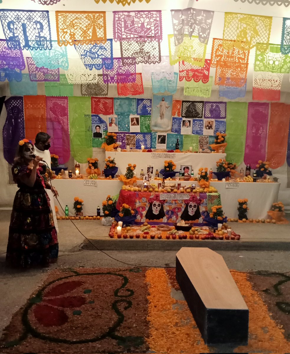 TeReXitta's tweet photo. La hermosa tradición que se vive en México, 
Recibimos a nuestros seres queridos con una ofrenda.
Flores,  fotografías de los q ya partieron, comida, bebida, incienso, veladoras, papel picado, calaveritas de azúcar, y más. 
🙏🏼✝️🕊️🎃🌼 https://t.co/iKsJSQiQp1