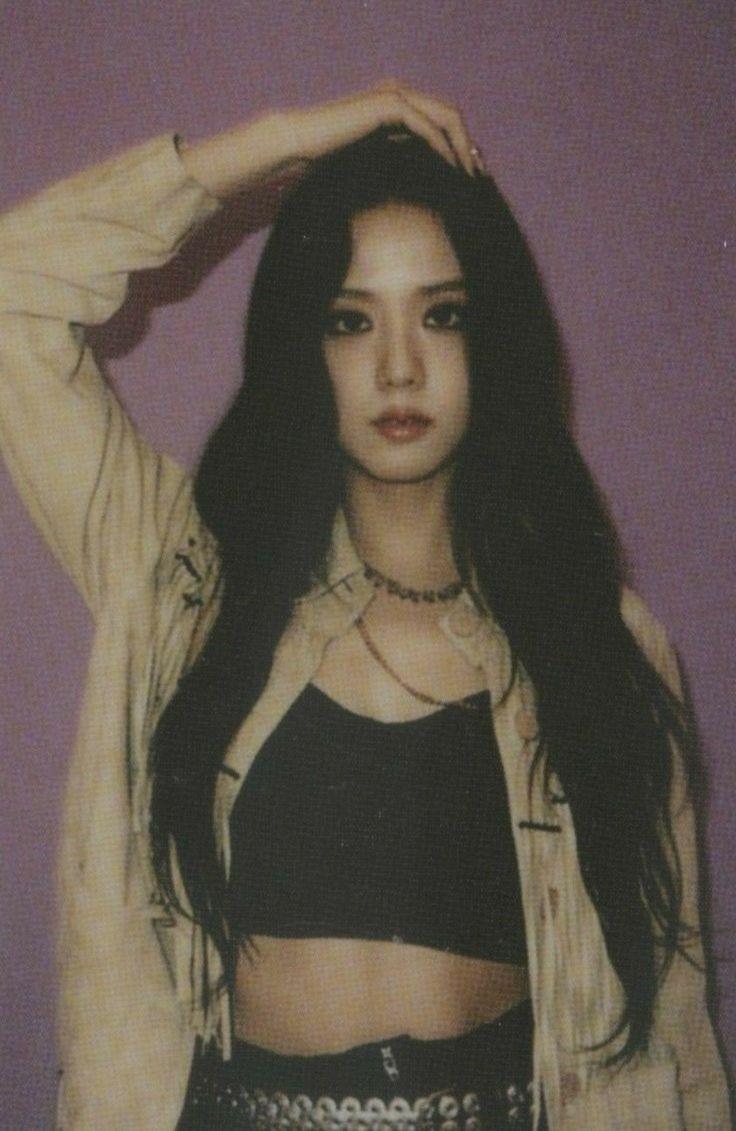 jisoospic's tweet photo. everyone moved but i'm still here with kim jisoo https://t.co/gCOycQfdLi