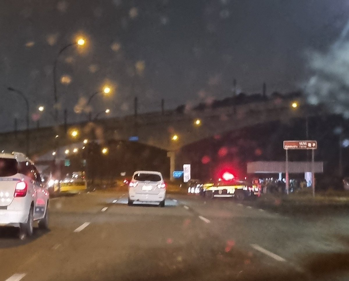 AugustoRBarbosa's tweet photo. @prf_sp Às 02:05 passei e estava 100% livre. Os democratas estavam no posto policial se protegendo da chuva. https://t.co/b2F7Ka53X2