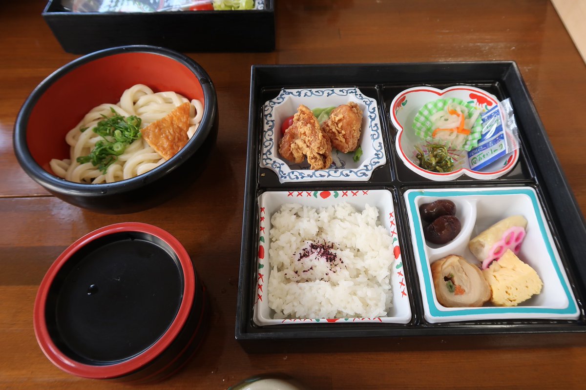 smilefactoryikd's tweet photo. 【修学旅行2022】
中野うどん学校にて、うどん作り体験をしました。作ったうどんは帰ってからのお楽しみです。中野うどん学校「卒業証書」もいただきました！ https://t.co/Sl9sxb1F9v