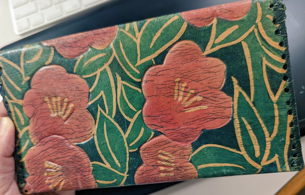 「昔おばあちゃんが作った皮のお財布をもらった。かわいい椿だこと 」|C69のイラスト