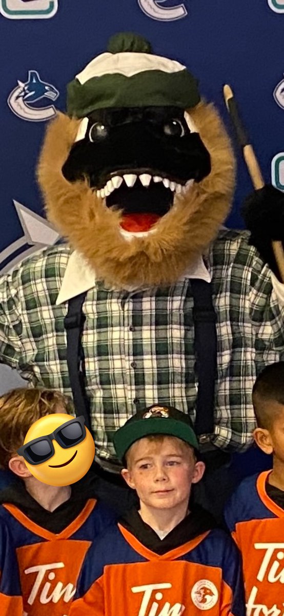 Had fun at the game with my son’s team tonight. They got their photo taken with Fin! When I zoomed in on his face though, I could see how happy he was to be a <a href="/nhlflames/">Calgary Flames</a> fan, dressed in his team’s Oilers colours, standing with the Canucks mascot…
🤣😆🙄

(He had a GREAT time!)