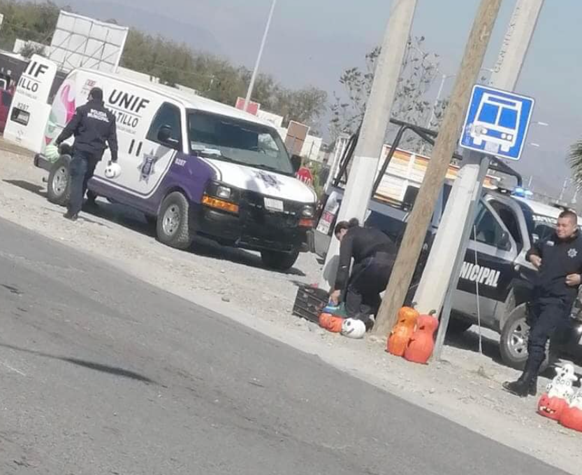 AlertaSLT's tweet photo. sin palabras, 6 patrullas para detener a una vendedora ambulante #saltillo 

Con violencia y abuso de autoridad elementos de la policia mpal. detuvieron a una señora que ofrecia sus productos en el cruce de Valdez Sanchez y Colosio https://t.co/OHekf4qIDO