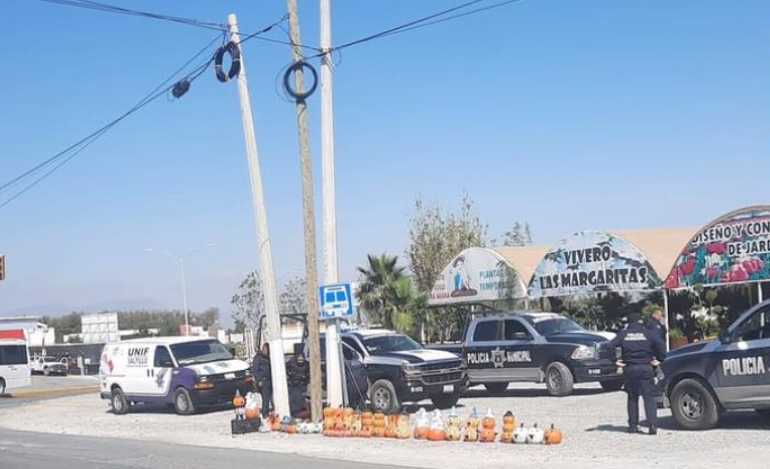 AlertaSLT's tweet photo. sin palabras, 6 patrullas para detener a una vendedora ambulante #saltillo 

Con violencia y abuso de autoridad elementos de la policia mpal. detuvieron a una señora que ofrecia sus productos en el cruce de Valdez Sanchez y Colosio https://t.co/OHekf4qIDO