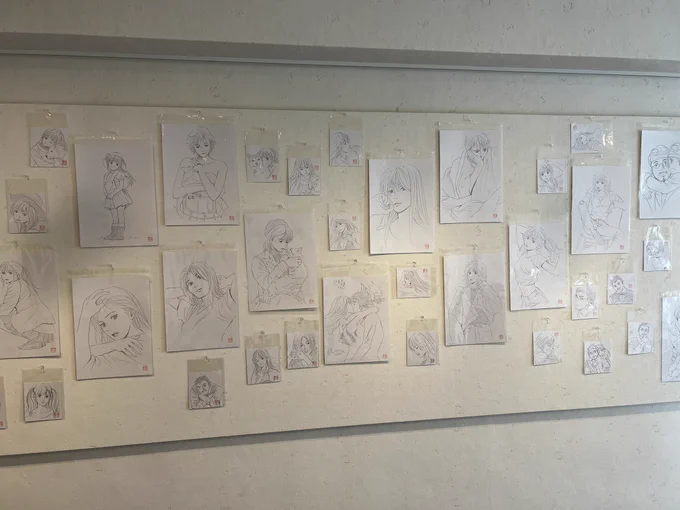 ギャラリーにて飾り付け。今回下絵ラフ画をそれなりの枚数用意しました。ラフ画といっても下絵を参考にコンテ鉛筆で再度水彩紙に再現したもので、飾れるクォリティにしたつもりです。こちらは購入したその日にお持ち帰りできます。何となく男性失格の扉絵を思い出すなあ。 