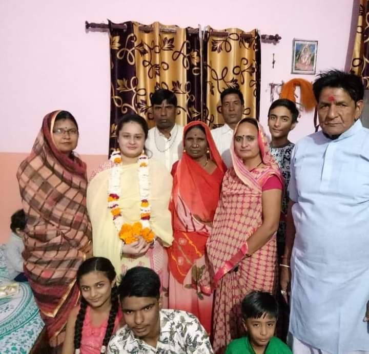 poonamankur1's tweet photo. शराबबंदी के कार्यक्रम में जाते हुए आदरणीय रमेश जी के परिवार के साथ कुछ पल।
#पूनम_अंकुर_छाबड़ा 
#PoonamAnkurChhabra 
#Poonam_Chhabra #PAC 
#sharabbandiandolan #rajasthan #GurusharanchhabraExMLA https://t.co/fhqDvmw7H5