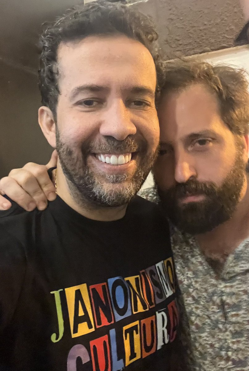 AndreJanonesMG's tweet photo. Primeira reunião da esquerda caviar pra finalmente começar a planejar a implantar o comunismo. Nossa primeira ação nesse sentido, será mudar cores bandeiras pra vermelho! Tentei fingir ser só uma foto aleatória com um amigo, mas o olhar diabólico do @gduvivier entregou! 😁😁 https://t.co/bAaD3xCpO7