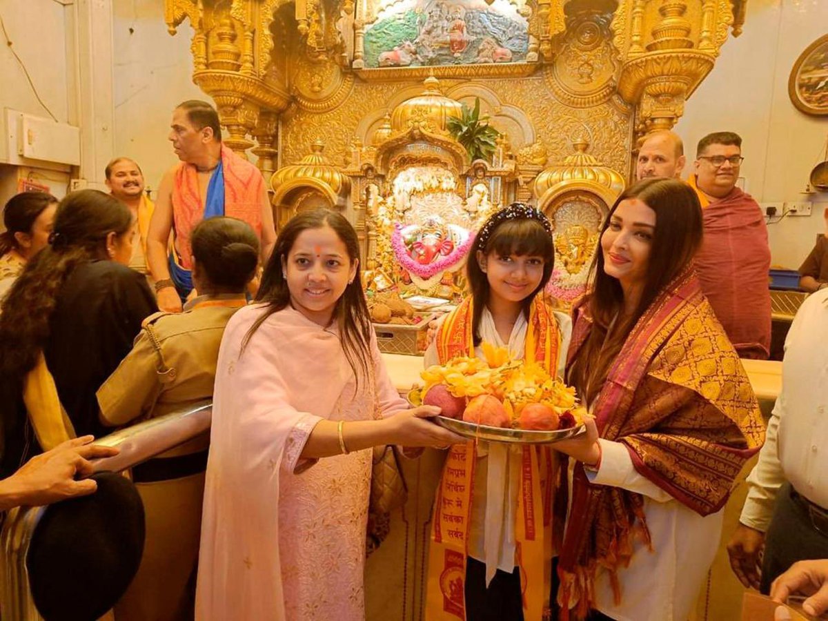 caharshitag's tweet photo. Two days back when I visited Siddhivinayak Temple photography was prohibited inside the temple premises and was rightly scolded by the priest as well as security. But today upset to see this..different rules for different people it seems #Siddhivinayak @MumbaiPolice https://t.co/IaR9S3w2Lh