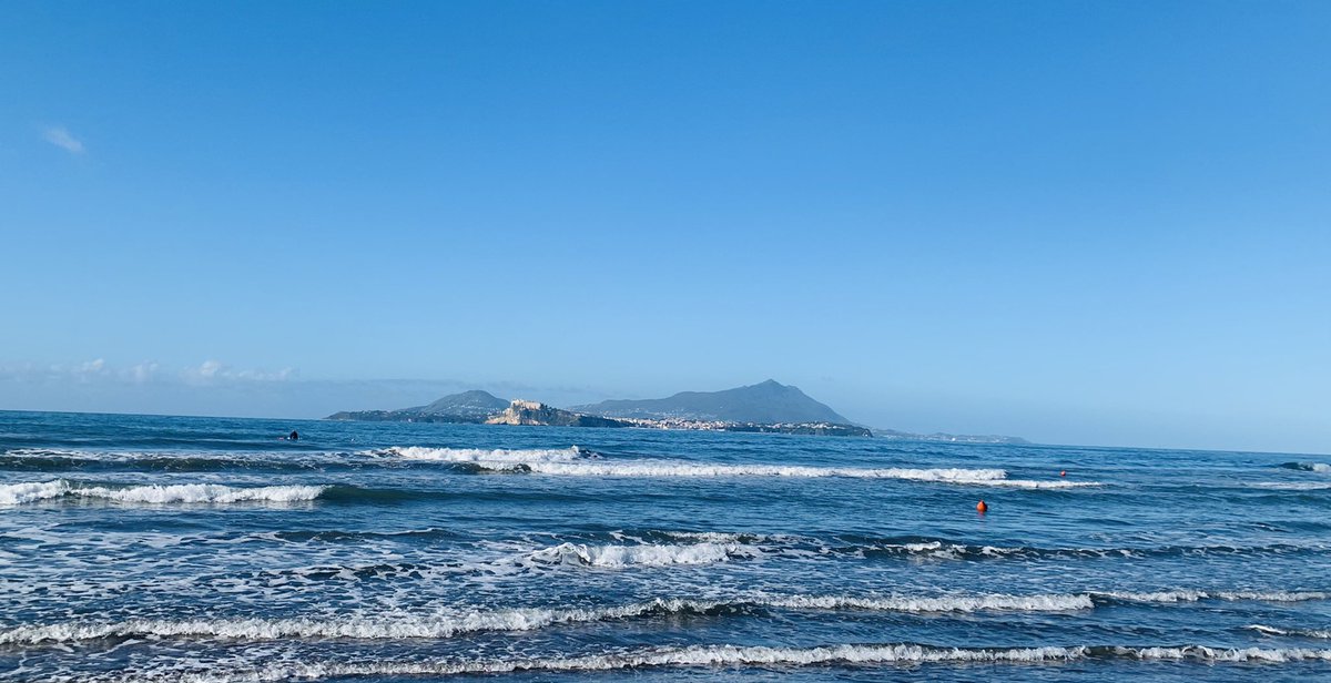 #perAmare ci vuole coraggio. Bisogna essere sfrontati contro il desiderio che ti assale, la voglia che ti tormenta, il pensiero che ti travolge. Il profumo sul cuscino, una risata improvvisa, la testa tra le nuvole. Anzi ho sbagliato #perAmare ci vuole poco: il cuore!
