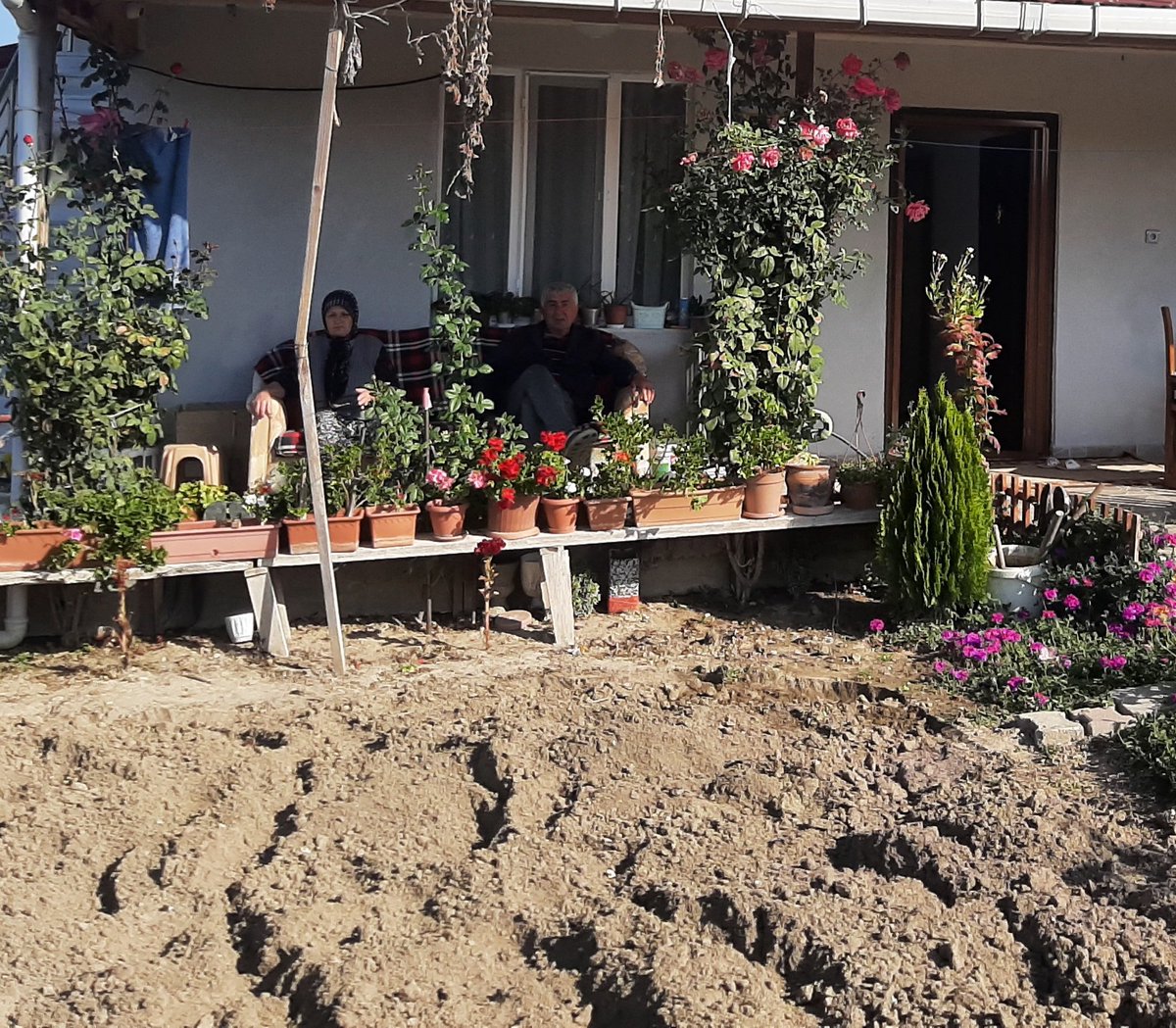 Gmdrmz's tweet photo. Bir gün önce - Bir gün sonra. #hallaclı #hallaclıyıkım sözün bittiği yer. Elektriği olan suyu olan telefonu olan yapı kayıt belgeli, vergisi ödenen evlerimiz başımıza yıkıldı. @meral_aksener @kilicdarogluk @umitozdag @Ahmet_Davutoglu @alibabacan @T_Karamollaoglu https://t.co/qi7hW3ceGZ