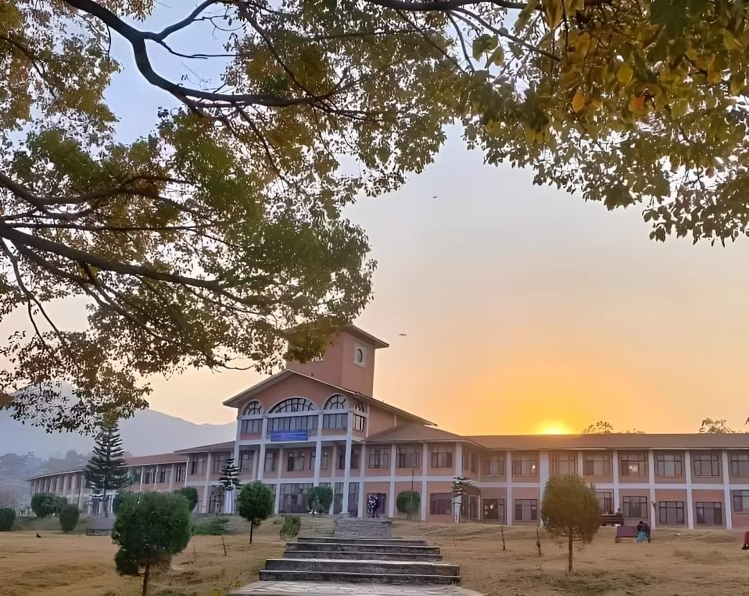 RONBupdates's tweet photo. Tribhuwan University is ranked as the World's No 1 Largest University with the highest number of students which is 460,632, as per World Times Higher Education. 😲

Pic. rizalpawon https://t.co/HF5evnIzQ0