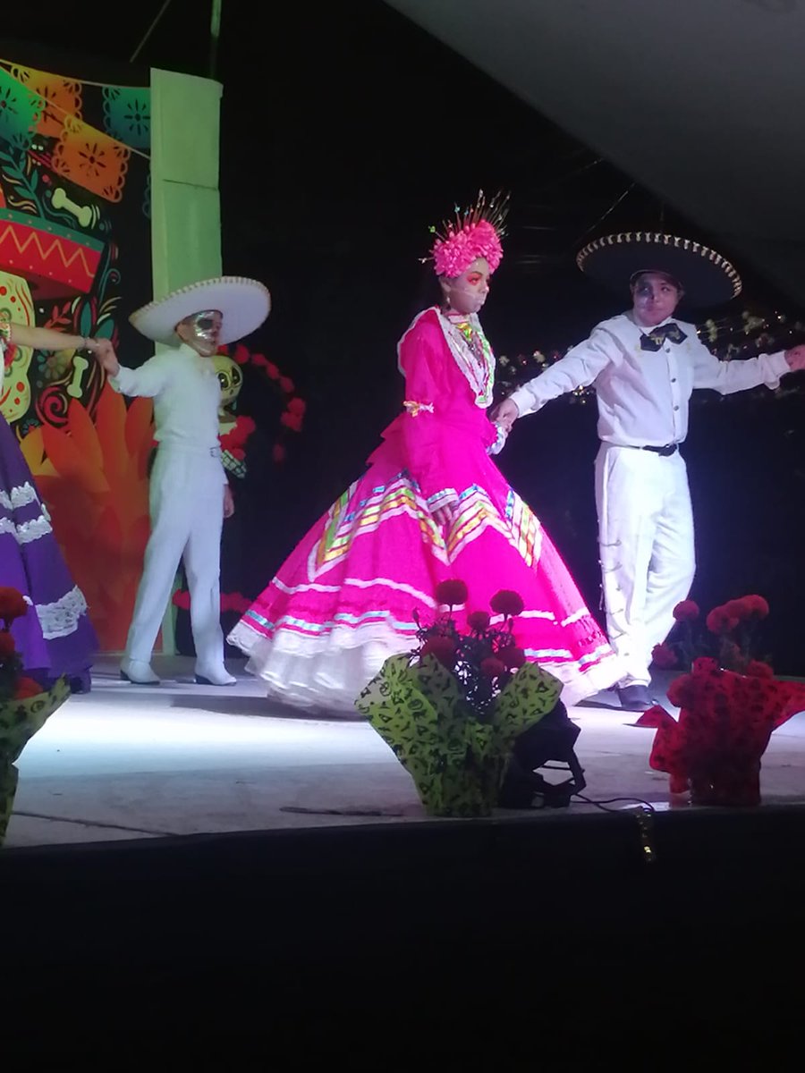 sandraxjimenez1's tweet photo. #DiadeMuertos2022
#SandraJimenez
#Folkloreando
#BalletXochitlXipilli https://t.co/FhR2PKcNjG